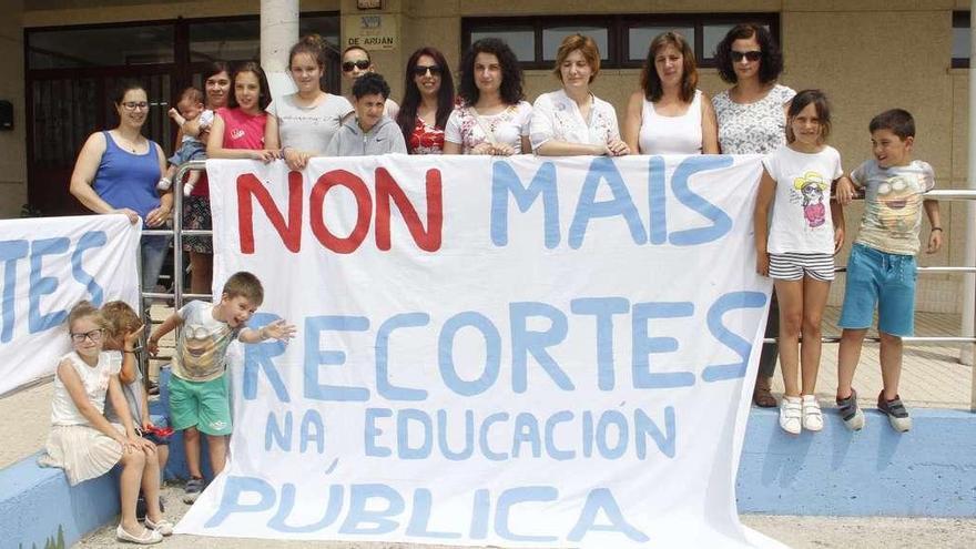 Las madres prepararon ayer una pancarta para recibir hoy en el colegio al responsable provincial de Educación. // Santos Álvarez