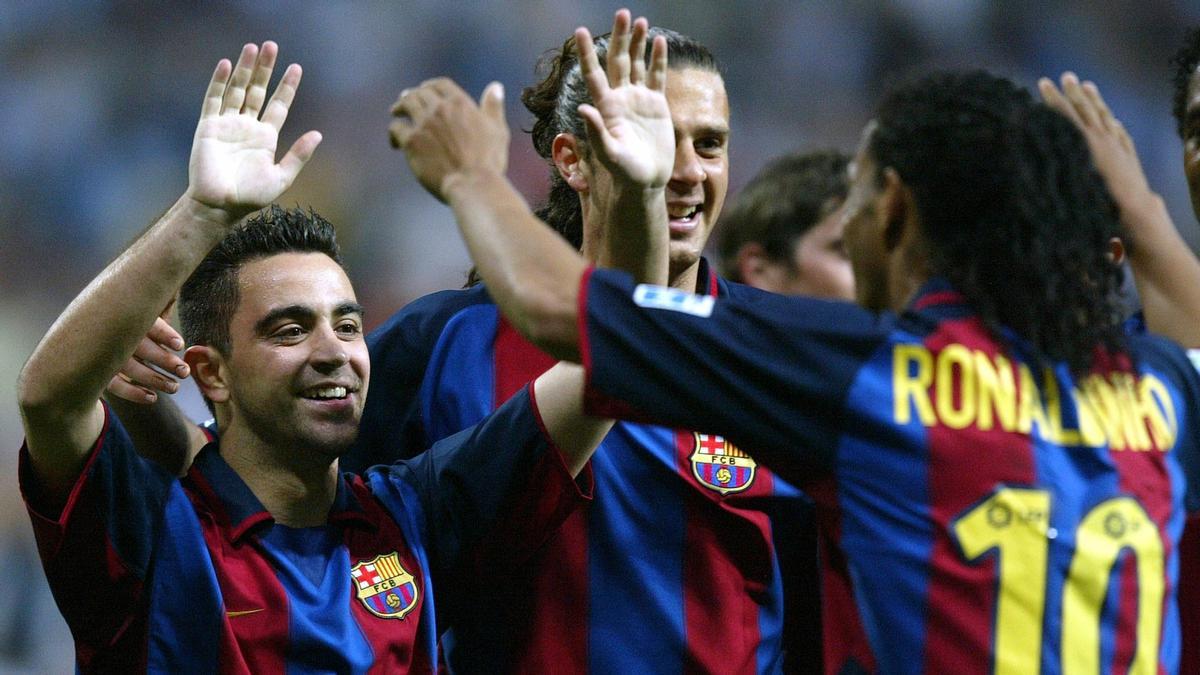 Xavi y Ronaldinho celebran el gol del hoy entrenador que dio la victoria (1-2) en el clásico de 2004.