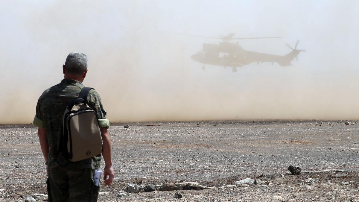 Un militar de maniobras en Fuerteventura.