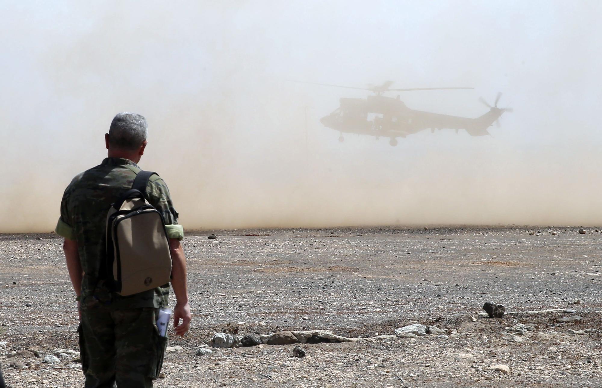 Un militar de maniobras en Fuerteventura.