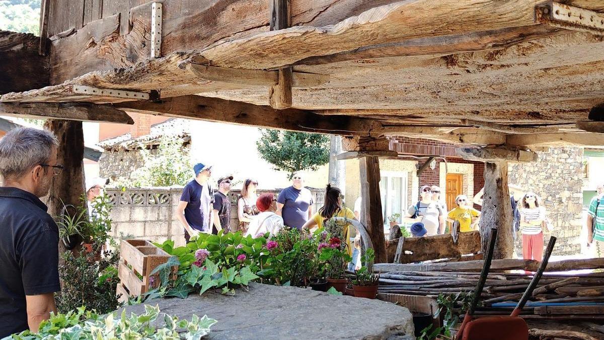 Visitantes, junto a un hórreo en Casomera.