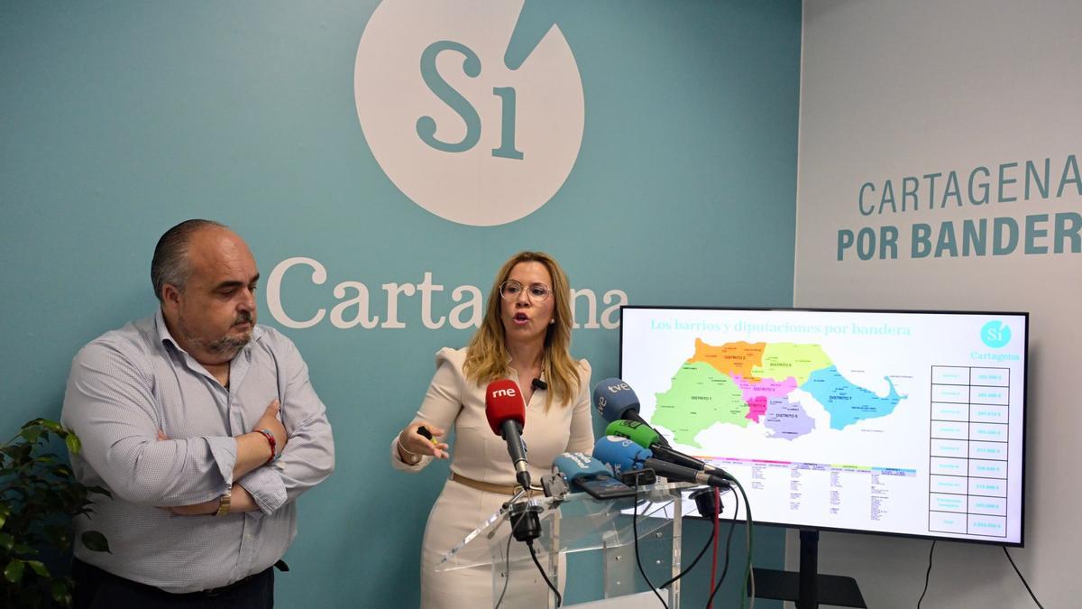 Juan Pedro Torralba y Ana Belén Castejón, este martes durante la rueda de prensa de Sí Cartagena.