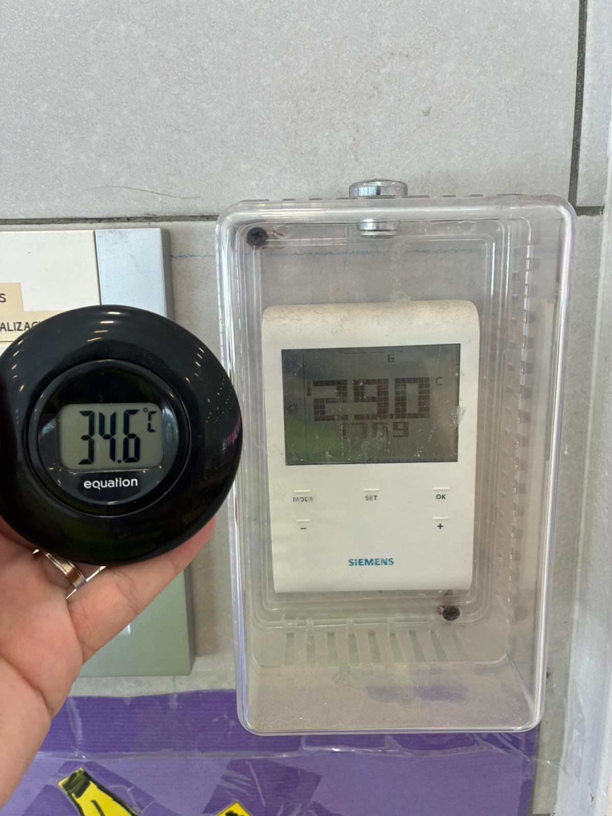 Un termómetro marca 34,6 grados en el CPI Parque Venecia, este lunes .