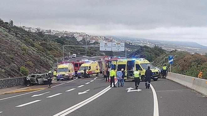 Varias personas resultan atrapadas en una colisión frontal muy grave