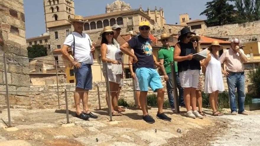 Turistas en la vera del Duero, en plenas aceñas de Olivares.