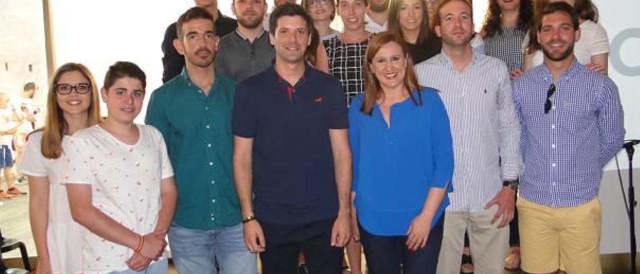 La exalcaldesa María José Català junto a los miembros de Nuevas Generaciones de Torrent.