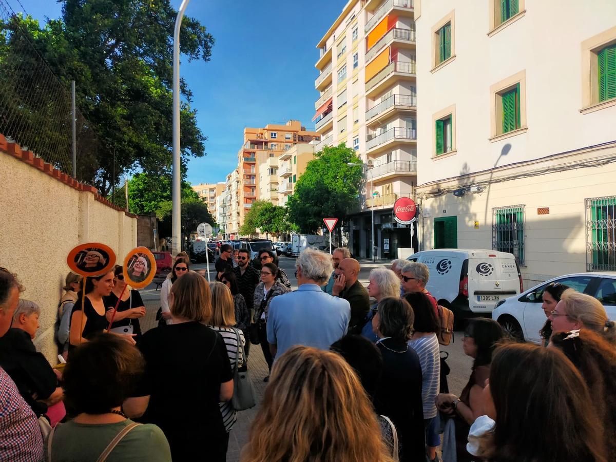 Gente en el punto de partida de otra ruta de Jane's Walk.
