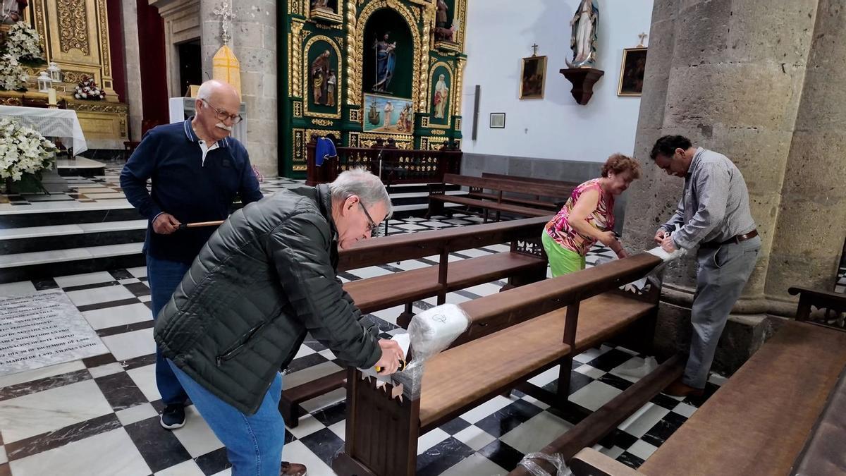 Momento de la instalación de bancos.