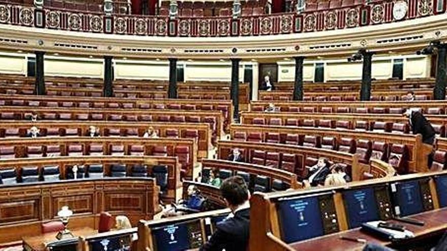 Parlamentarios del PP y Vox cobran sus pluses pese a no ir a Madrid