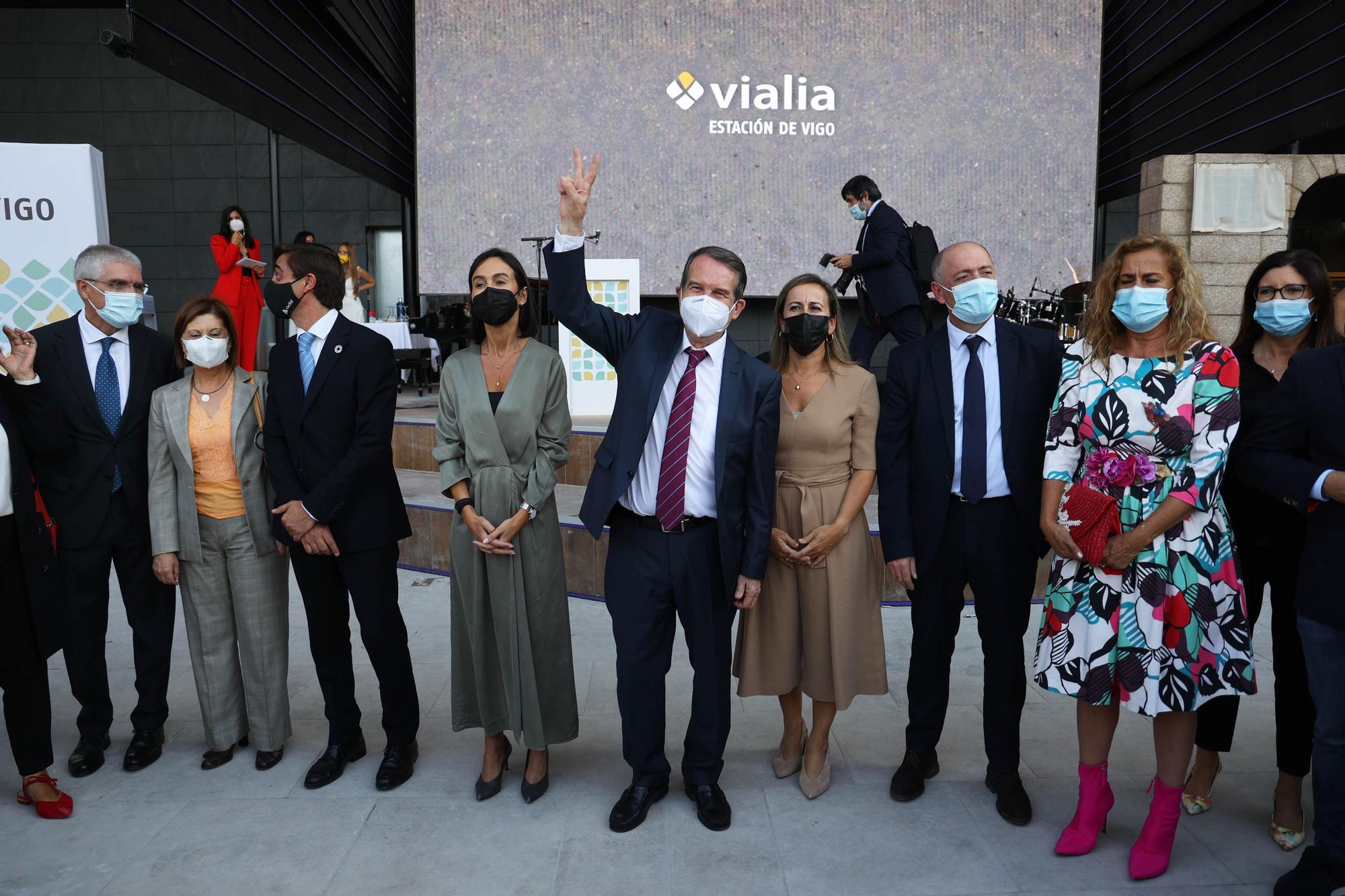 Isabel Pardo de Vera (5ª izq.) durante el acto de inauguración de Vialia Vigo