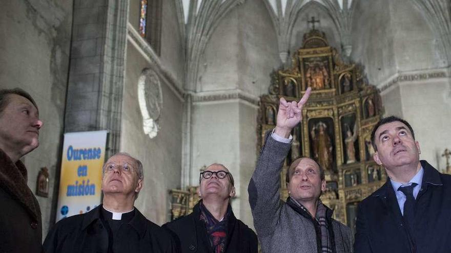 Román Rodríguez (derecha), con el alcalde (centro), el obispo y técnicos en el interior del templo de la Trinidad. // Brais Lorenzo