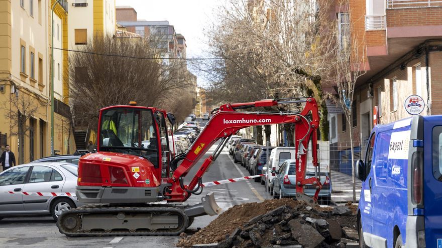 Efectos de los cortes de calles en Cáceres: &quot;No avisan, no ha pasado el autobús y no hay aparcamientos&quot;