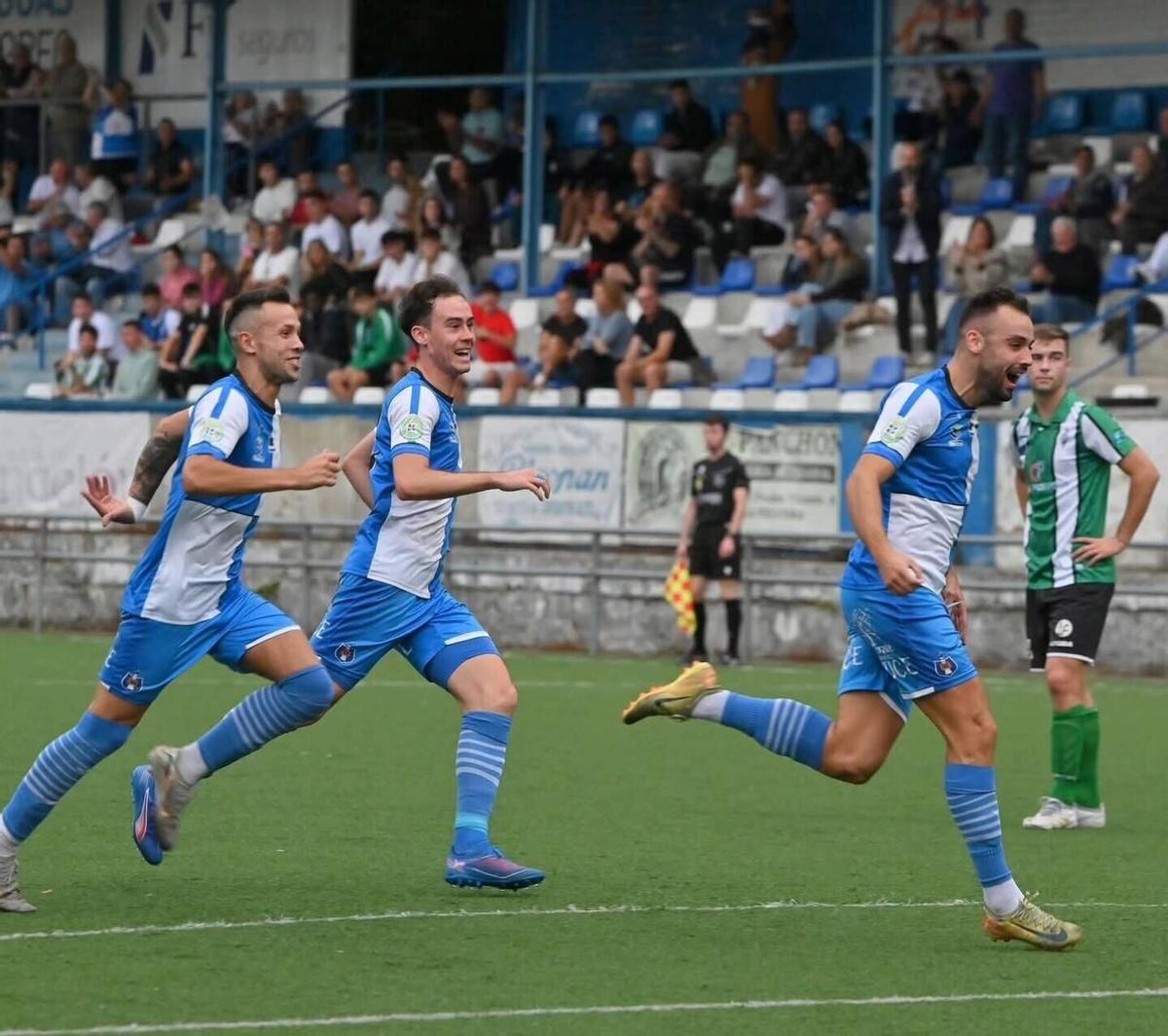 Monasterio celebra el gol del Tuilla ante el Lenense