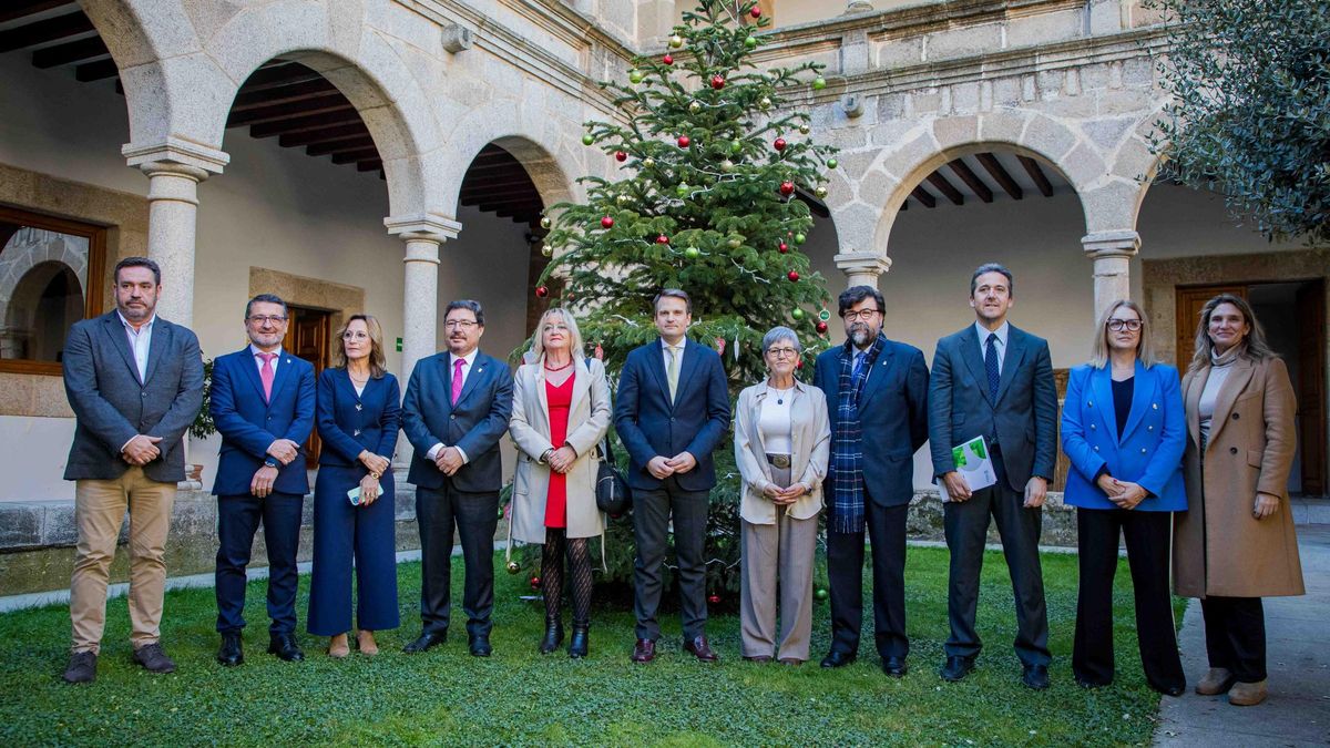 Miembros del Ejecutivo regional, los sindicatos UGT y CCOO y la Creex, tras la firma del nuevo plan de empleo de Extremadura.