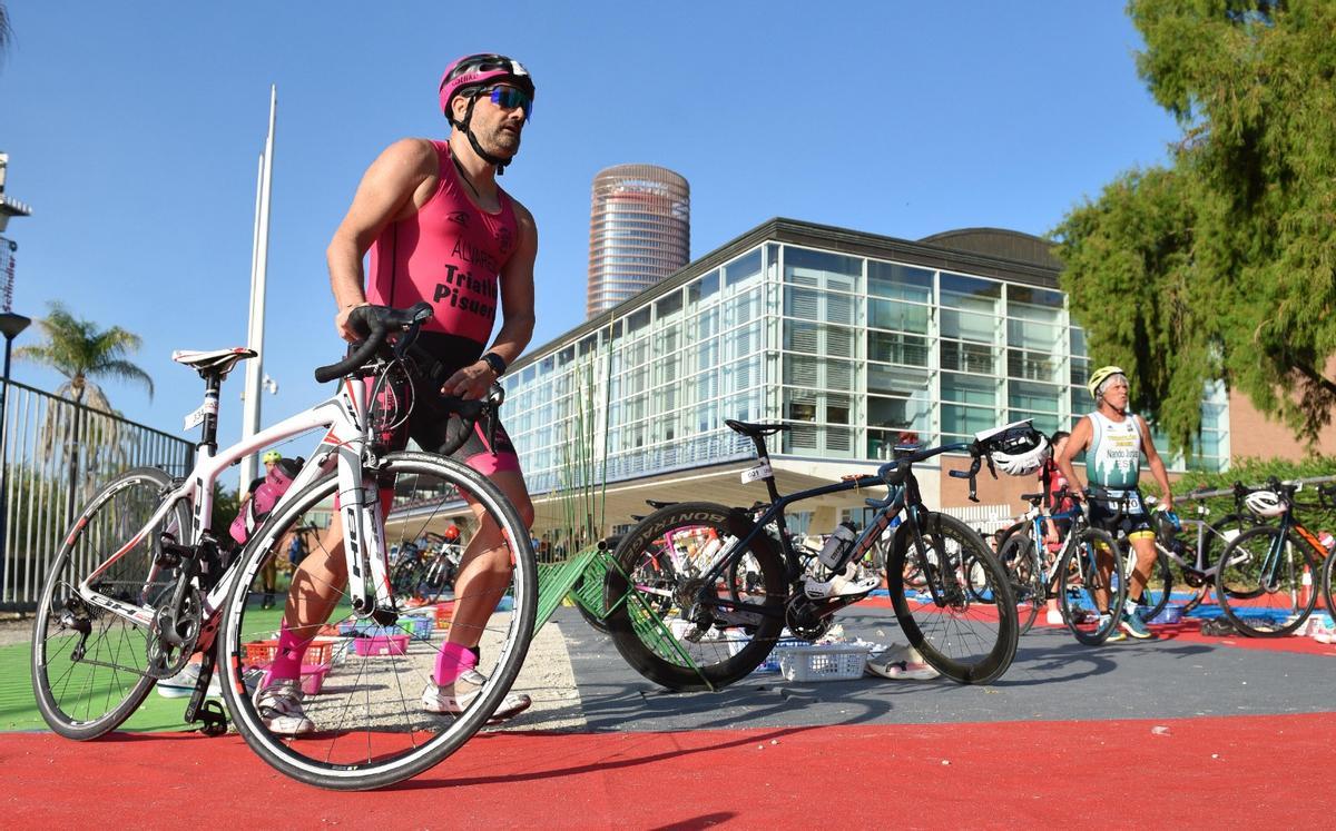 Éxito histórico del Triatlón de Sevilla con salida en el Guadalquivir y meta en Magallanes