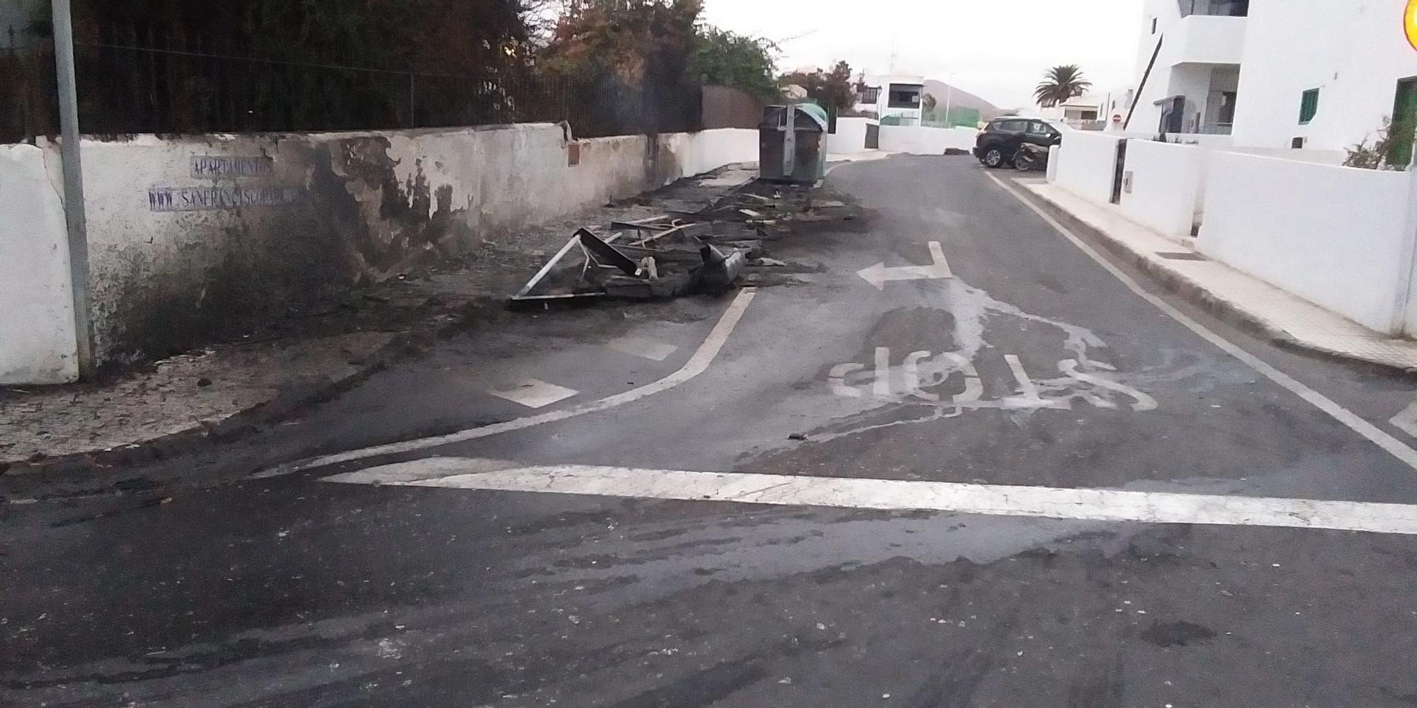 Noche de incendios en contenedores y palmeras en Puerto del Carmen (27/08/22)