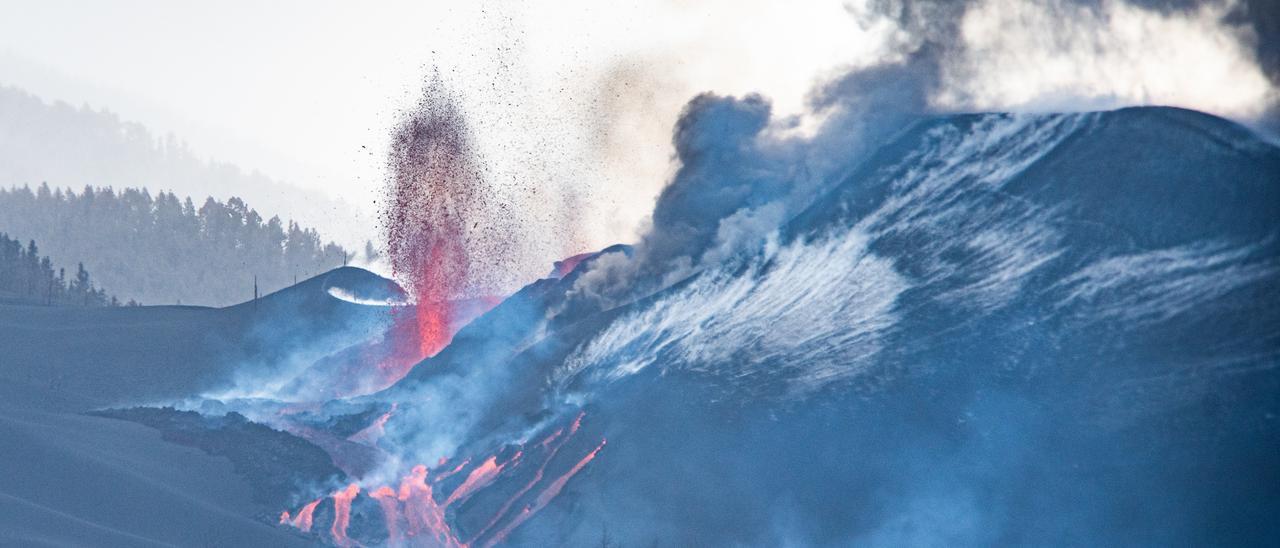 Una colada del volcán de La Palma se ensancha hacia la montaña de La Laguna