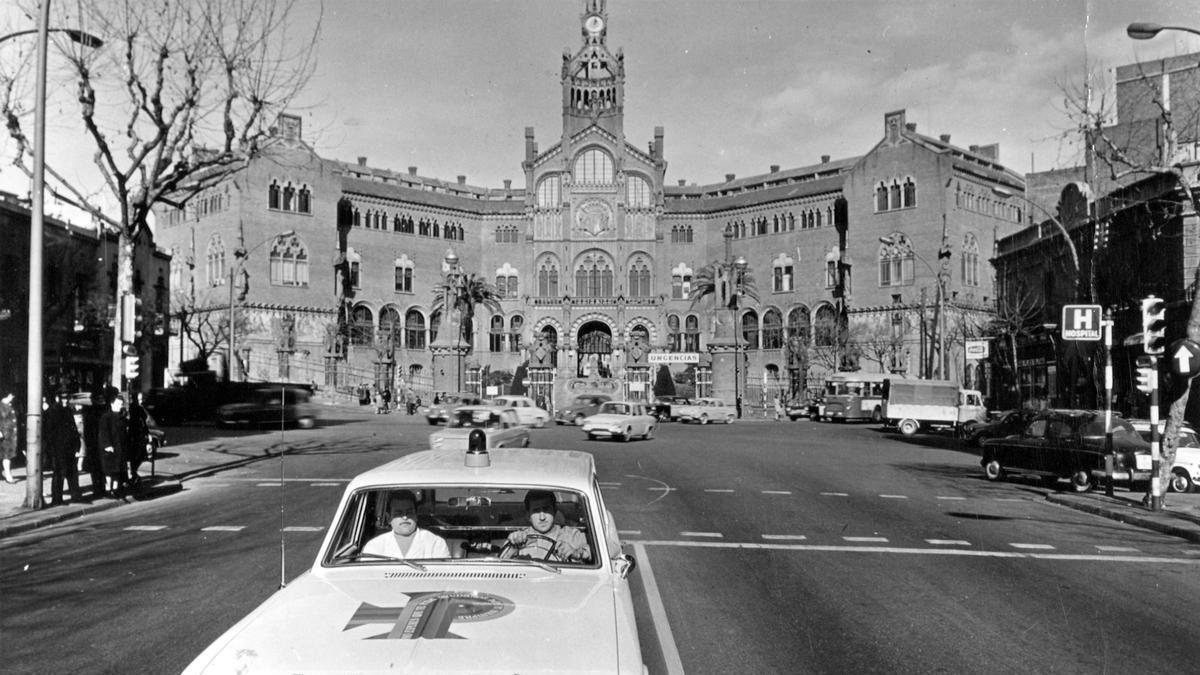 Una ambulancia baja por la avenida de Gaudí, con el Hospital de Sant Pau al fondo, en 1968.