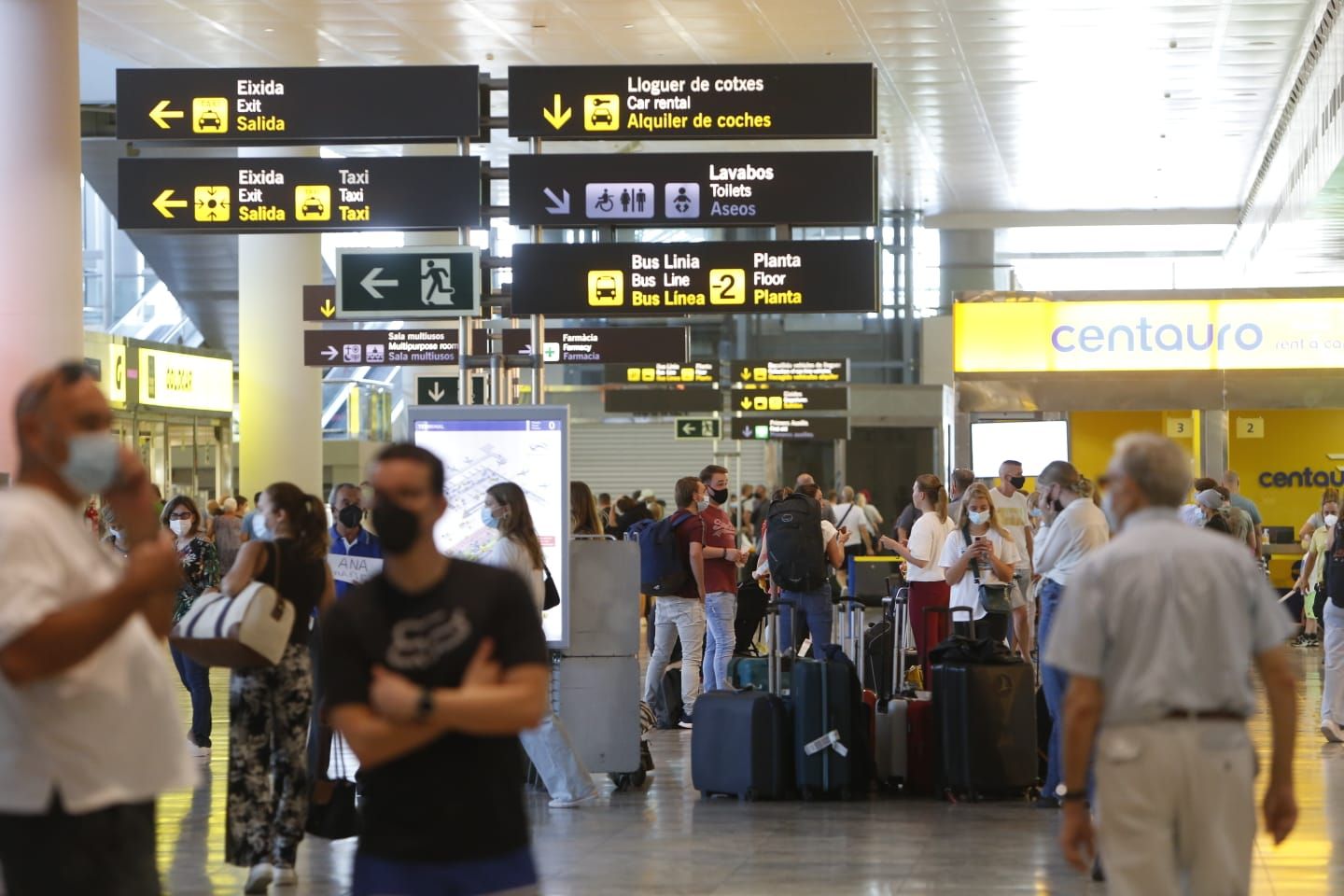 Llegada de turistas al aeropuerto y la estación de Adif en Alicante