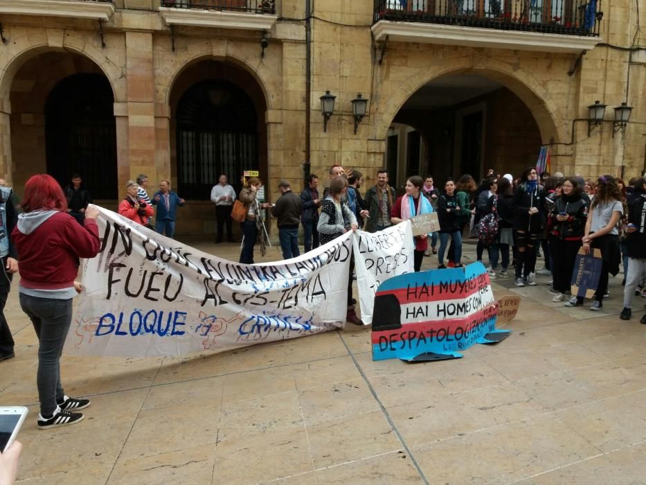 Atacan al autobús de HazteOir en Pola de Lena y lo persiguen hasta Oviedo