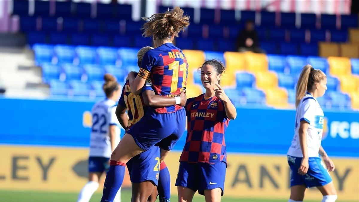 Alexia y Marta felicitan a Oshoala por el primer gol.