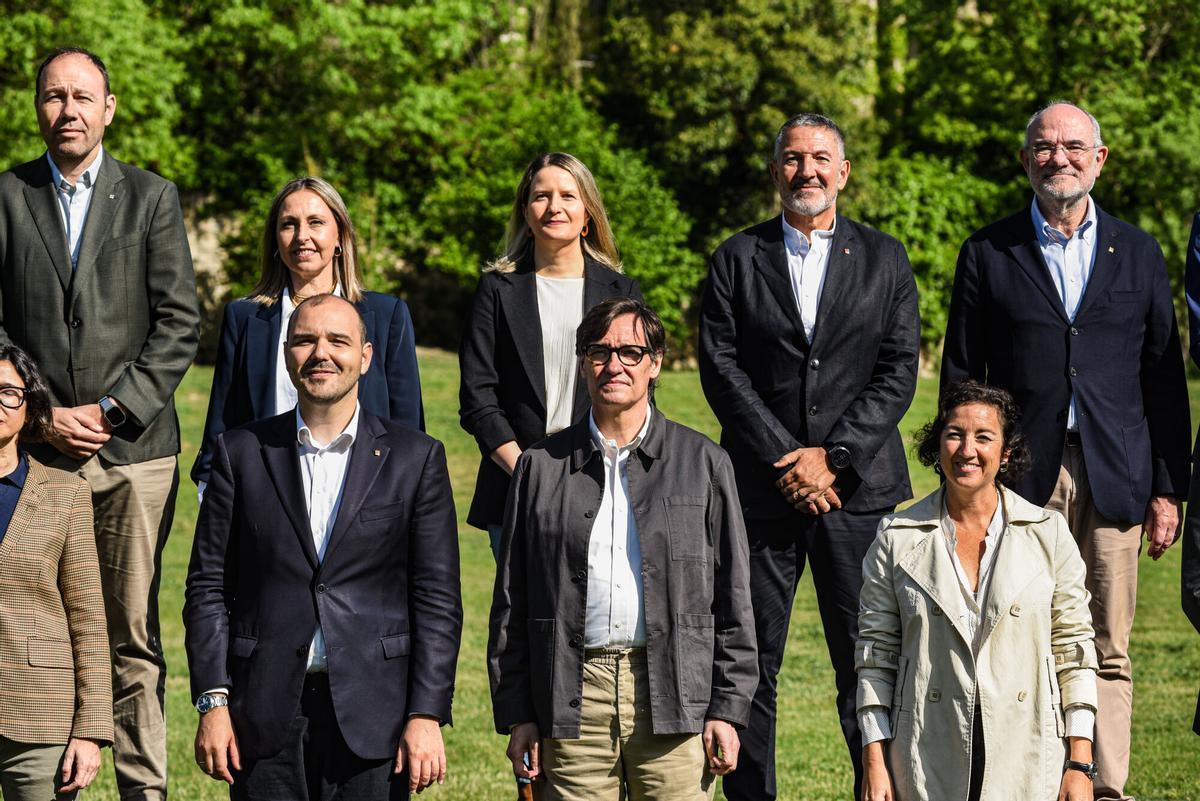 El presidente de la Generalitat de Catalunya, Salvador Illa (1 fila, c), asiste a la IV Jornada de Treball del Govern, en Sant Fruitós de Bages, a 25 de abril de 2026, en Barcelona, Catalunya (España). En esta cita, el president y los consellers se reúnen fuera del Palau de la Generalitat para una sesión de trabajo interna centrada en la planificación política y legislativa, en formato de retiro o seminario de fin de semana. 25 ABRIL 2026 Alberto Paredes / Europa Press 25/04/2026. Salvador Illa;Alicia Romero Llano;Albert Dalmau Miranda;Alberto Paredes