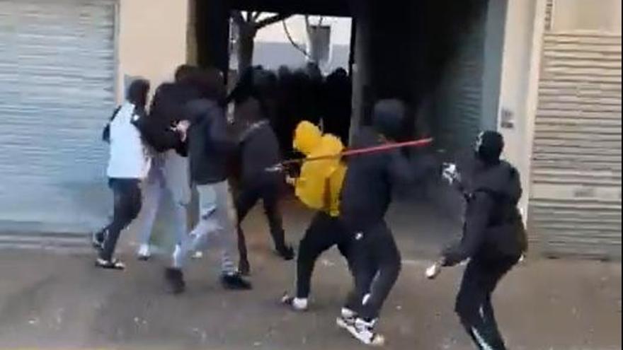 Vídeo: Una seixantena de joves apedrega la policia a Banyoles