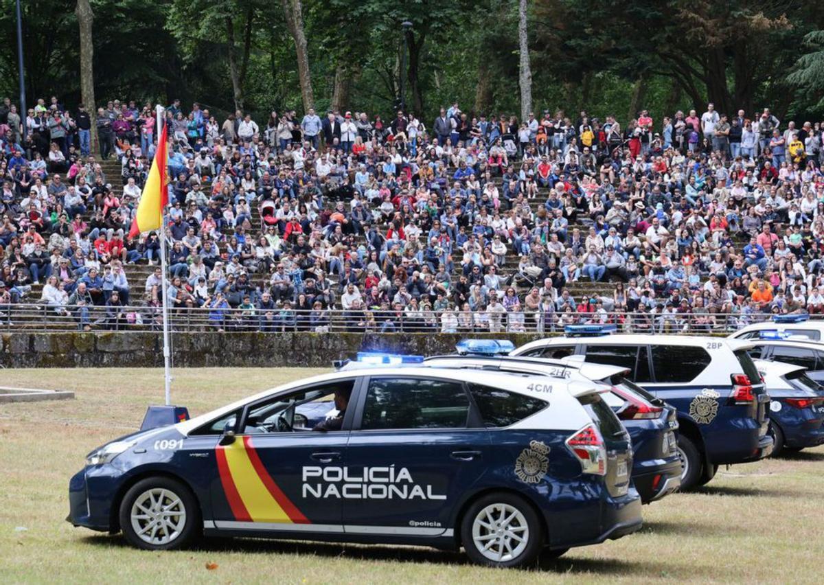 Vehículos policiales y guías caninos en el auditorio de Castrelos. Abajo, unos niños junto a una moto policial.  | // J. L.