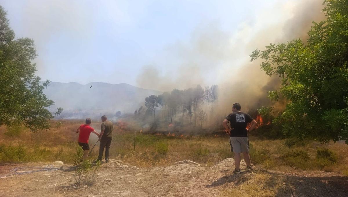 Los vecinos de Moixent ayudaron en la extinción de incendio.