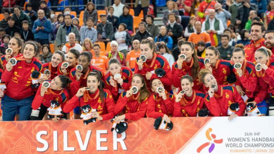 La selección española de balonmano celebra la medalla de plata lograda ayer.