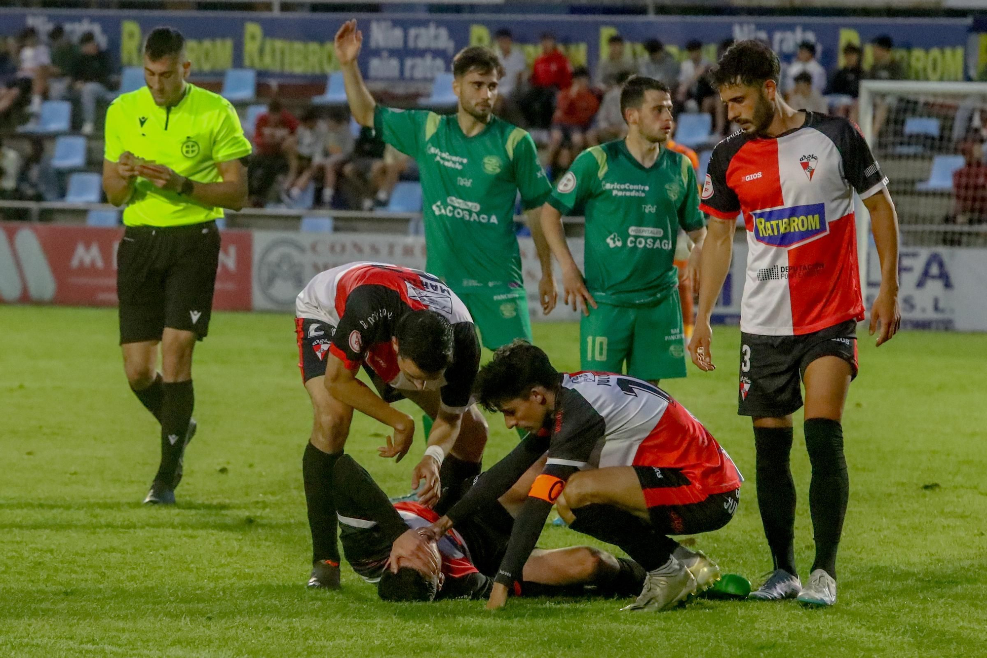 A Lomba vive una fiesta del fútbol con final feliz para el Arosa ante la UD Ourense (3-0)