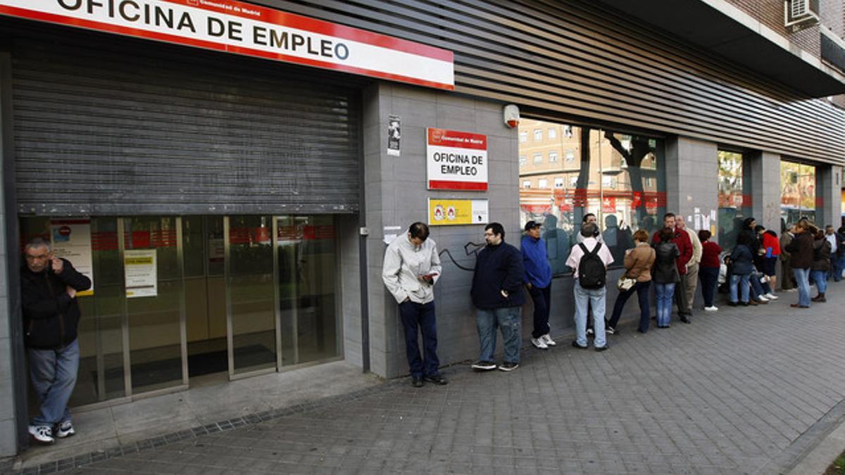 Cola de parados ante una oficina de empleo de Madrid, el pasado 25 de abril.