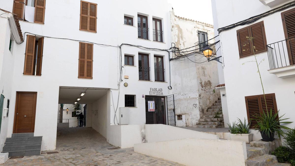 El edificio de la plaça de sa Drassaneta donde se intentaron okupar tres viviendas protegidas.