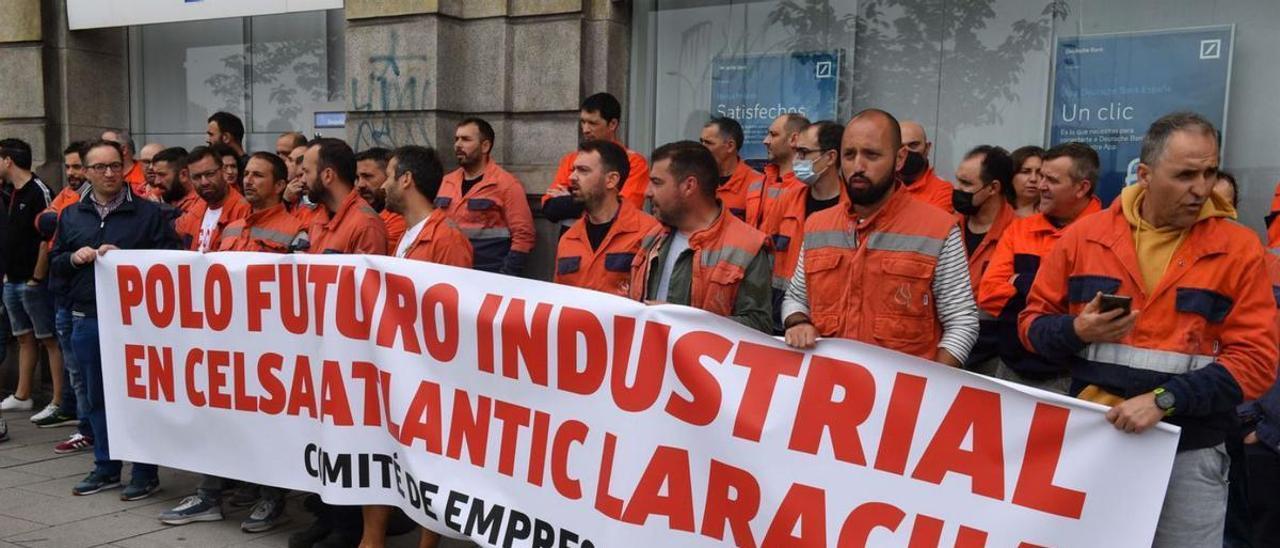 Trabajadores de Celsa en la protesta organizada ayer en A Coruña.