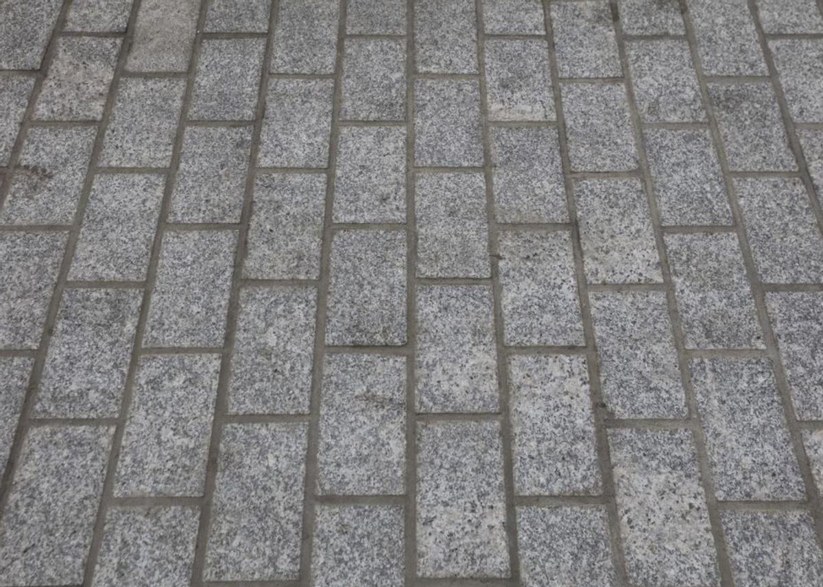 La baldosa de piedra natural elegida para el casco urbano. | D. I.