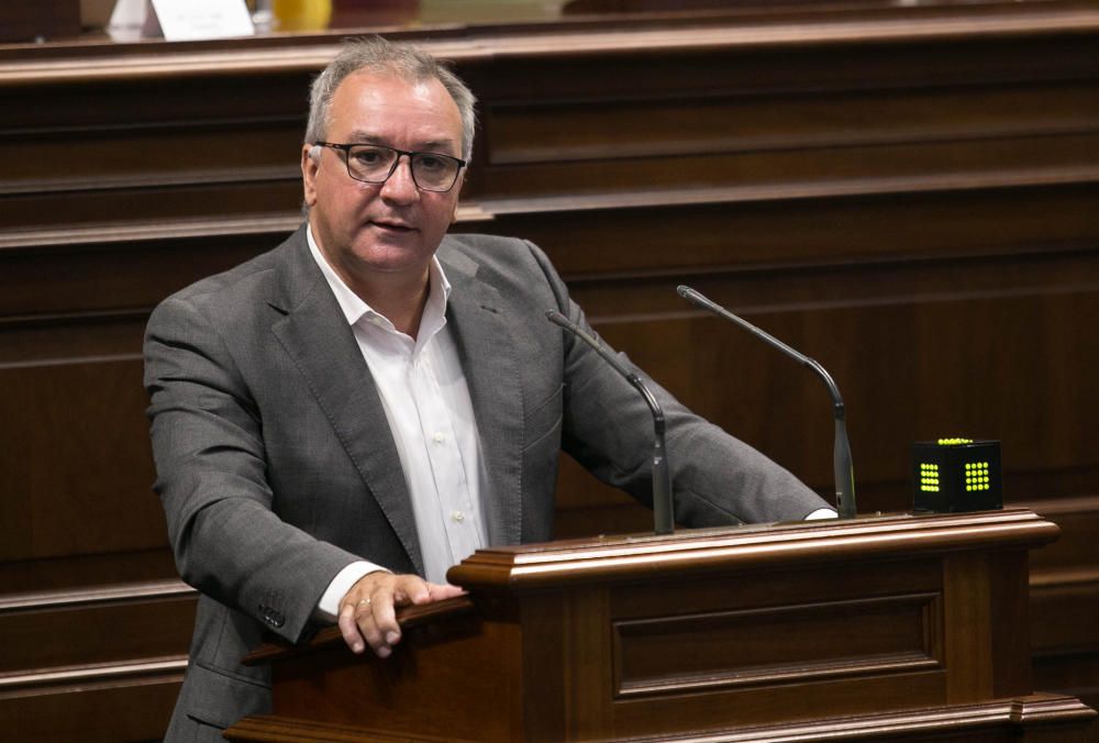 Pleno en el Parlamento de Canarias