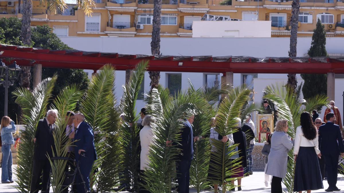 Comunidades neocatecumenales en el parque de La Coca de Aspe, el pasado Domingo de Ramos.