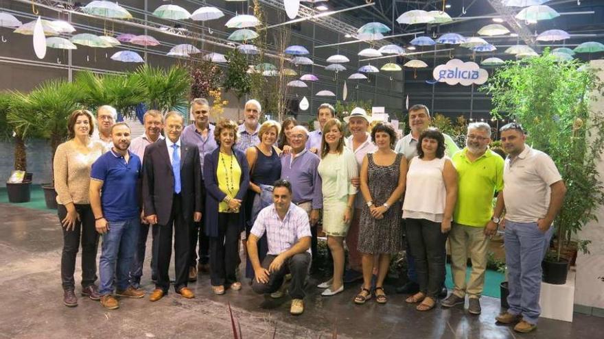 La alcaldesa de Tomiño posa en Valencia con la delegación de viveristas que acudió a Iberflora. // D.P.