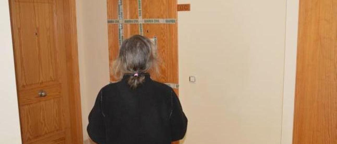 Una residente en Cala Millor, frente a la puerta de la casa que fue precintada tras el crimen.