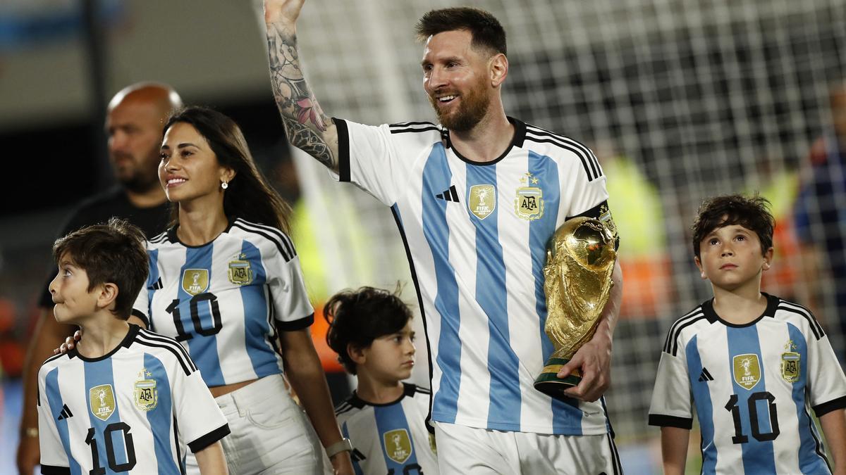 Lionel Messi de Argentina con su familia y el trofeo de la Copa del Mundo después del partido amistoso contra Panamá.