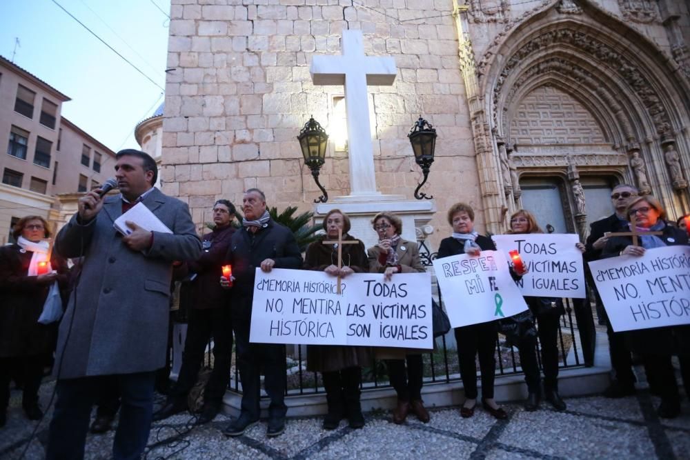 Unos 300 vecinos se concentran en la plaza de España para defender la Cruz ante su inminente retirada y con un espectacular despliegue de Guardia Civil para evitar incidentes.