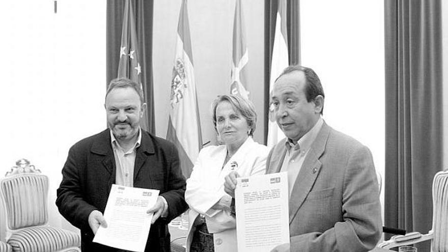 José Manuel Sariego, Paz Fernández Felgueroso y Jesús Montes Estrada, en la presentación del pacto en julio de 2007.