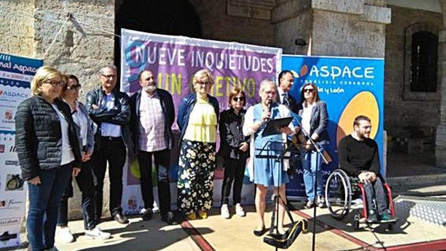 Autoridades y organizadores reciben a los participantes en la jornada.