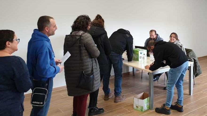 Vizoso, sentada a la mesa, asiste a la jornada de votación de ayer en la antigua Cámara Agraria. // G.Núñez