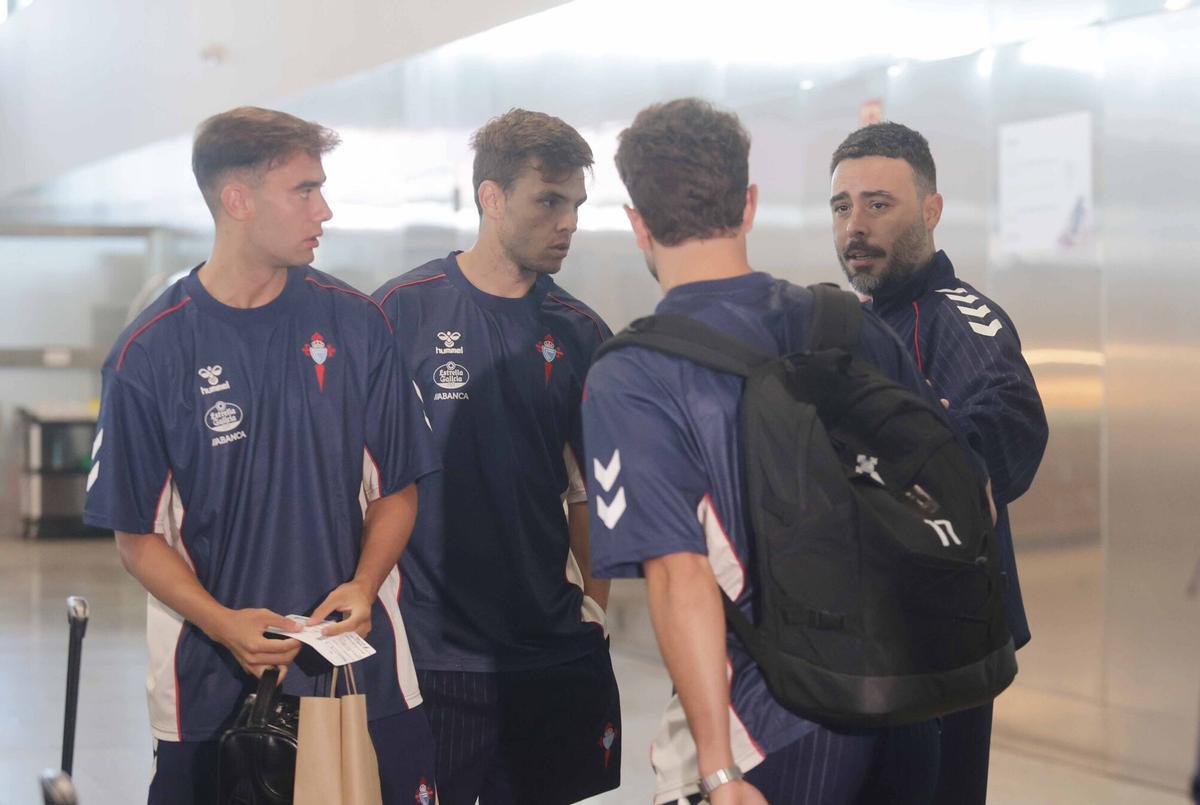 La expedición del Celta ha partido este miércoles desde el aeropuerto de Vigo para cerrar su preparación con dos amistosos contra el Sassuolo y en Nápoles La expedición del Celta ha partido este miércoles desde el aeropuerto de Vigo para cerrar su preparación con dos amistosos contra el Sassuolo y en Nápoles