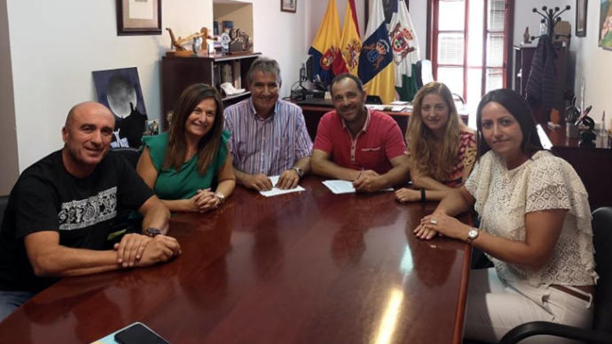 Nuevo grupo de gobierno en Artenara, con Jesús Díaz (PP) y Manuel Mendoza (NC) en el centro.