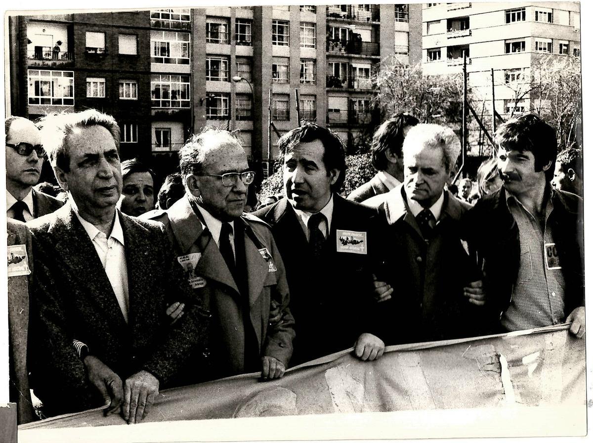 Por la izquierda, Rafael Fernández, Santiago Carrillo, Luis Gómez Llorente, Horacio Fernández Inguanzo y Gerardo Iglesias encabezando una manifestación de la izquierda.