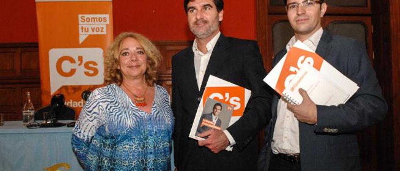 Beatriz Correas, candidata a la capital grancanaria, Eduardo González, aspirante al Cabildo, y Ruymán Santana, a la Alcaldía de Arucas, ayer durante el acto.