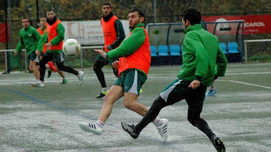 Mateo, del Coruxo, centra durante el entrenamiento de ayer del Coruxo en Fragoselo. // R.R.