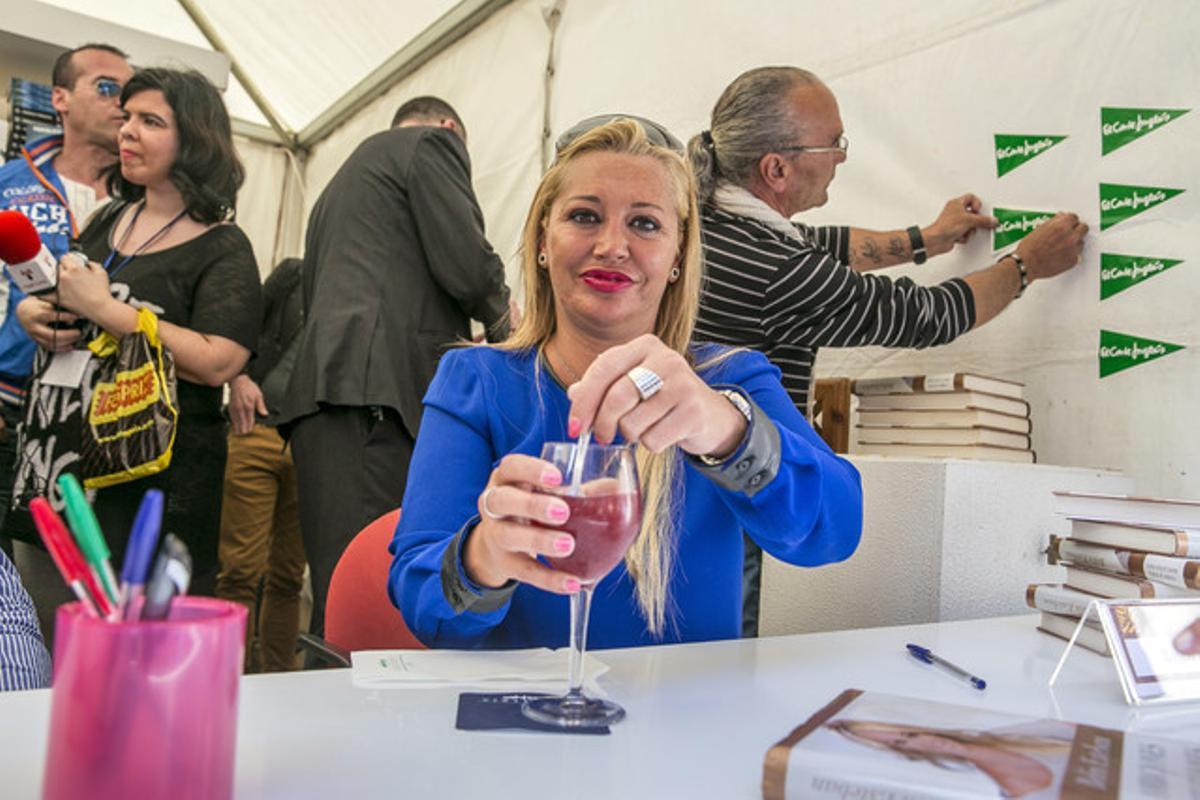Belén Esteban, durante la firma de libros de esta mañana en el Portal de l’Àngel. Belén Esteban, durante la firma de libros de esta mañana en el Portal de l’Àngel.